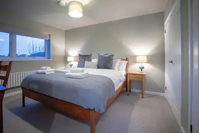 Image de Stylish 2-Bed Apartment with Parking & City Access