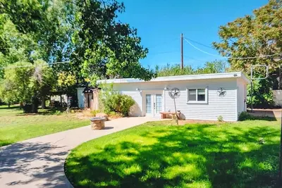 Image de Grammie's Backyard Escape-gym/sauna/firepit/bkyd games/walk 2 hikes/museums/shop