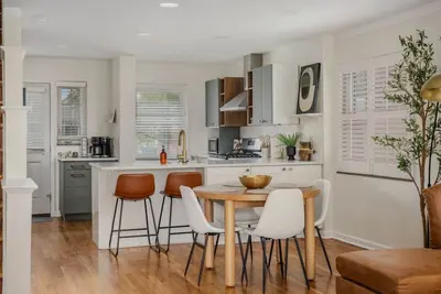 Image de Ashland Aerie - 2br|2ba|3-Story Grandview Condo