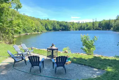 Image de Chalet Shadow - spa - bord du lac baignable - foyer- paddleboard - plage