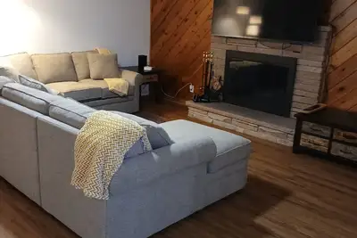 Image de Solar-powered home sleeps 11 near golf courses, hockey & baseball.