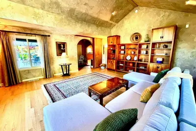 Image de Upscale Rustic Tuscan Villa with Pool in Wine Country