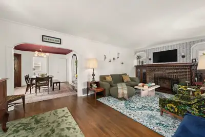 Image de Hot Tub | Game Room | Chic & Spacious | Sleeps 10