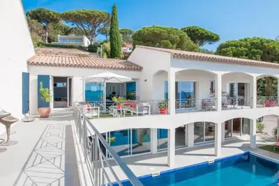 Image de Villa de luxe avec piscine privée, vue mer