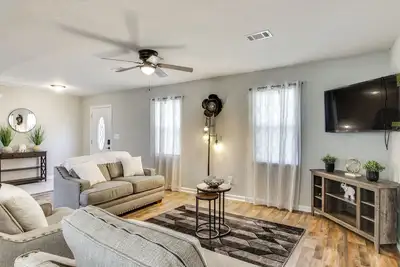 Image de 6 Mi to The Masters: Updated Home w/ Yard!