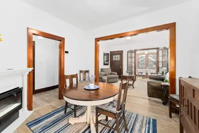 Image de Charming Centrally Located Sunroom/Fireplace