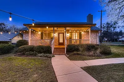 The Cornerstone Cottage - steps from the Square!