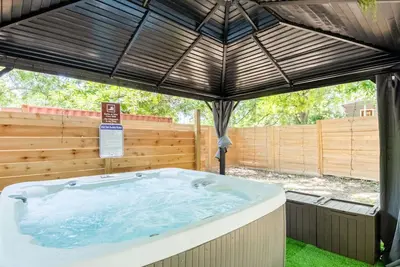 Image de Huge 6br Gem w/ Hot Tub - Near Downtown, Sxsw