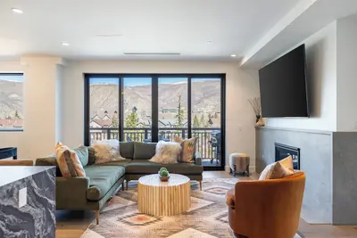 Image de Luxe 3bdr Near Vail w/ Views | Gym, Pool, Game Room | Alpine Oasis at Frontgate