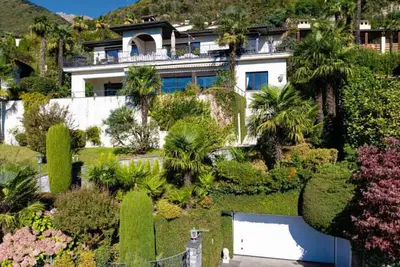 Image de Magnificent villa with indoor pool and prime lake view location