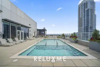Image de Chic 2br High-Rise Hot Tub, Gym, & Rooftop Views🌆
