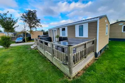 Image de Zeeland Chaletje in Oostkapelle on a family-friendly park