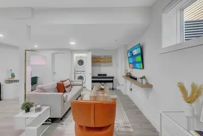 Image de Pedro - Stylish & Modern Basement Suite: Sleeps 4