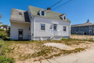 Image de Prime location offering easy access to Ocean Park's central area, activities, and the beach!