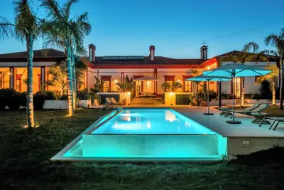Image de Luxurious 5-bedroom villa with Ac, saltwater pool and lush gardens in Tomar