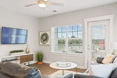 Image de Reluxme|Chic  2br w/ Balcony, Gym & Pool Near Mall