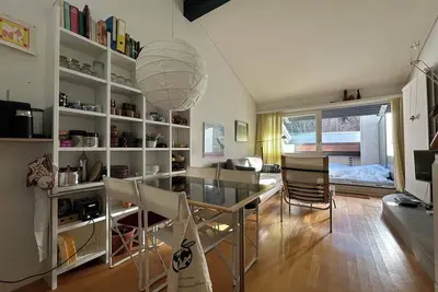 Image de Studio confortable sur 2 étages pour 2 à 4 personnes, salon avec 1 divan-lit, coin cuisine, mezzanin