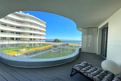 Image de Lake pool view with private beach access Garage