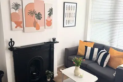 Image de Salle de bain privée-Traditionelle-Maison-Vue sur Rue-Mildmay House in Moulsham