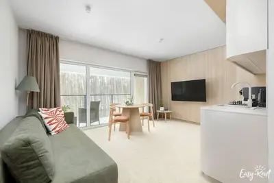 Image de Appartement en bord de mer, piscine d'été