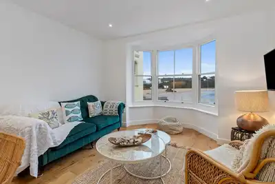 Azure - Sea Views, Town Centre