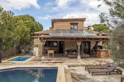 Image de Maison de vacances 'El Berrueco' avec vue sur les montagnes, piscine privée et Wi-Fi