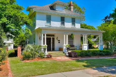 Image de Master’s Rental Spacious 3-bedroom house, and 1-bedroom detached cottage.