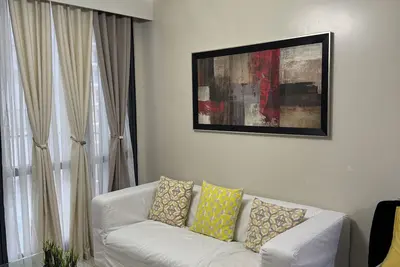 1br Condo w/ Balcony Near Venice Canal Mall & Bgc