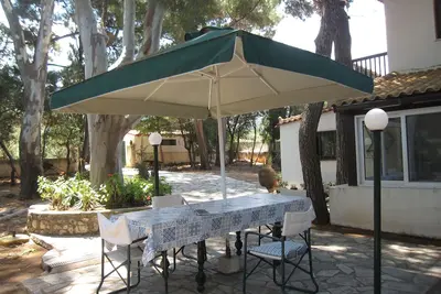 Seaside villa in Kyparissia, Peloponnese — Direct access to the beach below