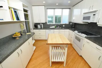 Image de Classic & Peaceful Condo, Fully Furnished 2bd/2ba Condo w/ 1 Car Garage Parking