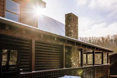 Image de Comfort and convenience! Hot tub+Pool table+Close to it all!