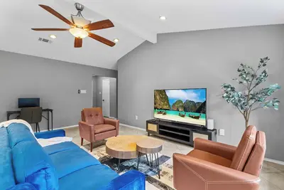 Image de Lovely home - Workspaces - King Bed - Fast WiFi