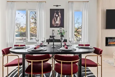 Image de 2 miles Downtown, Rooftop view, MiniGolf, Hammock