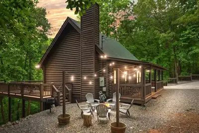 Image de Hot tub/FirePit/Grill/Arcade/75\"Tv/PorchSwing 7min to Ellijay 21min to BlueRidge