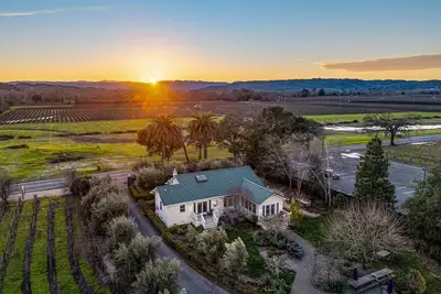 Image de Starlite Vineyards: Wine tasting included!