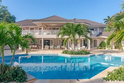 Image de Tranquil haven, beachfront, pool & tennis court