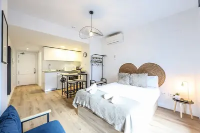 Image de Elegant Studio with Private Terrace by RentitUP