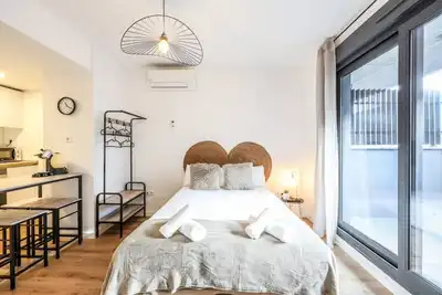 Image de Elegant Studio with Private Terrace by RentitUP