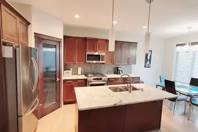 Image de Modern Cozy Home in Calgary Nw. 3 Bed+3 bath, 2 car Garage-near canmore/banff