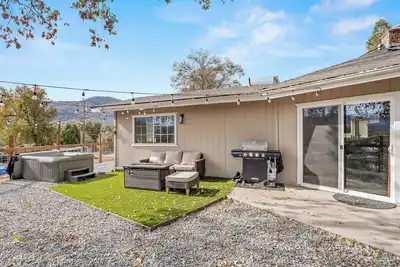 Image de 25 Mins to Yosemite - Hot Tub - Bbq - Walk to Town