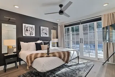 Image de Upscale suite w/ pool & extra large balcony