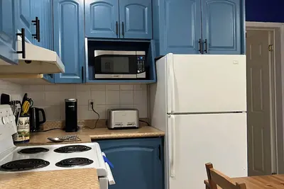 Image de Large 2 bed plus Den near subway