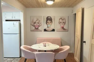 Image de Chic Townhome at Rez, 2 Queen Beds, Smart TVs, Centrally Located, Community Pool