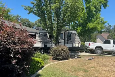 Image de Horses and 4x4s you are set! With Ac/Heat, WiFi power, water, septic!