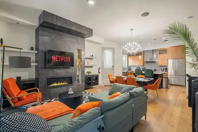 Image de *Double King Beds* Spacious| Cozy and Fun| Steps from Downtown