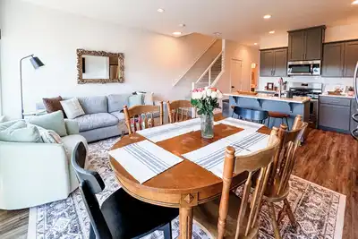 Image de Cozy New Townhome in South Salem with King Beds, Game Room, Vintage Vibes