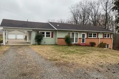 Image de Country serenity near city amenities! 3 bed 2 bath home on 31 acres.