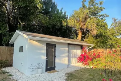 Modern Studio Near Srq Airport