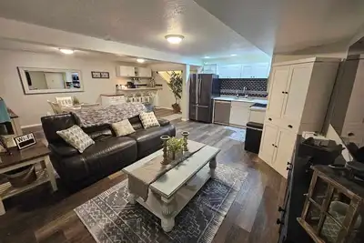 Image de Centrally Located 1500 SqFt Private Guest Suite w/ Hot Tub