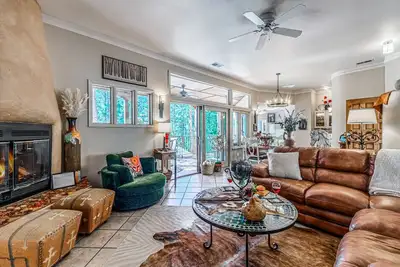 Image de Beehive Treehouse: River Views/Ht/Walk to Midtown!